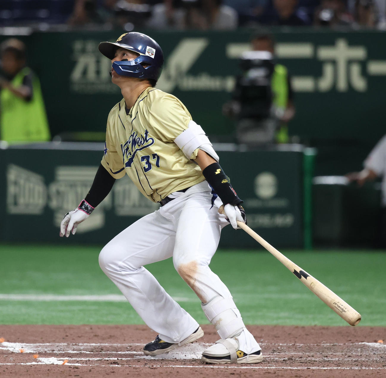 NTT西日本対三菱重工East 9回表NTT西日本1死一塁、北條は左越えに決勝本塁打を放つ（撮影・柴田隆二）　　