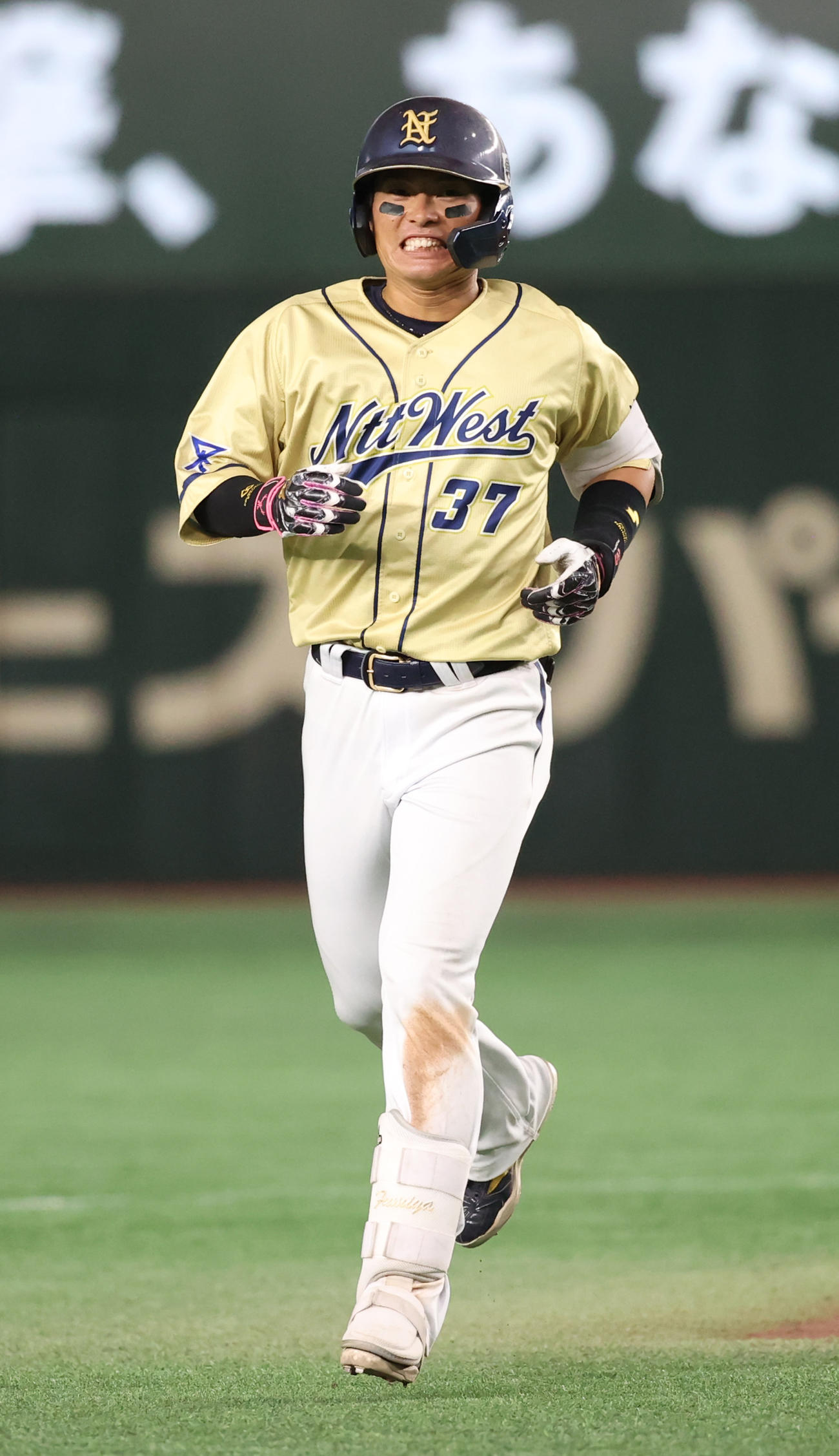 NTT西日本対三菱重工East 9回表NTT西日本1死一塁、北條は左越えに決勝本塁打を放ち足を痛め三塁に向かう（撮影・柴田隆二）　　