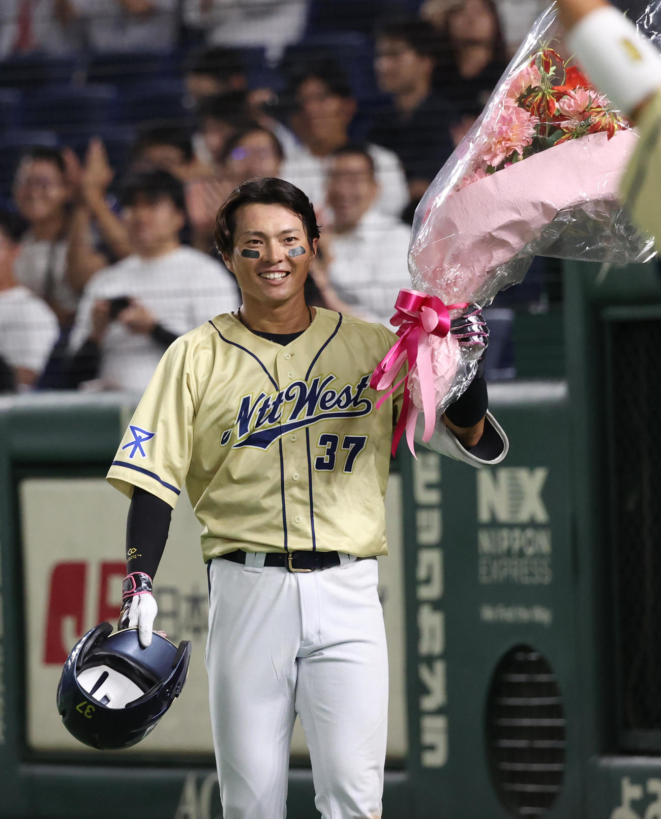 NTT西日本対三菱重工East 9回表NTT西日本1死一塁、北條は左越えに決勝本塁打を放ち都市対抗野球東京ドーム通算2100号の記念花束を挙げる（撮影・柴田隆二）　　