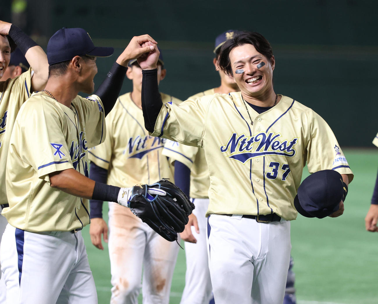 NTT西日本対三菱重工East　勝利したNTT西日本・北條（右）は笑顔を見せる（撮影・柴田隆二）　　