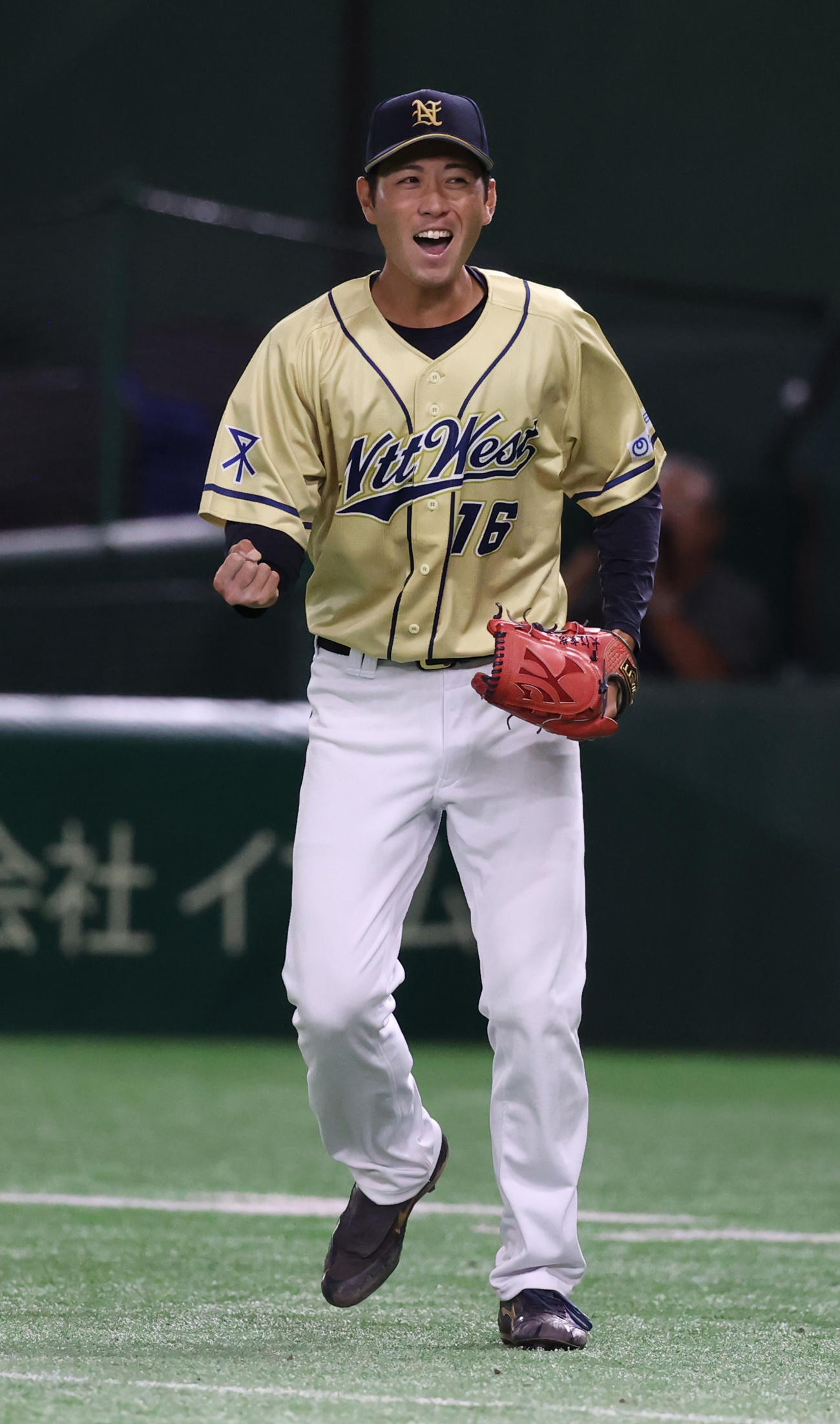 NTT西日本対三菱重工East 7回から登板したNTT西日本・大江は勝利しガッツポーズする（撮影・柴田隆二）　　