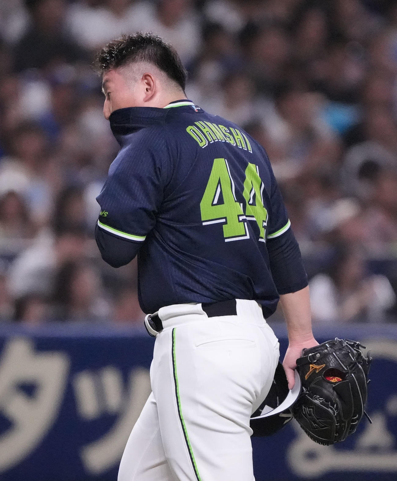 中日対ヤクルト　7回裏中日2死満塁、大西はマウンドを降りる（撮影・森本幸一）