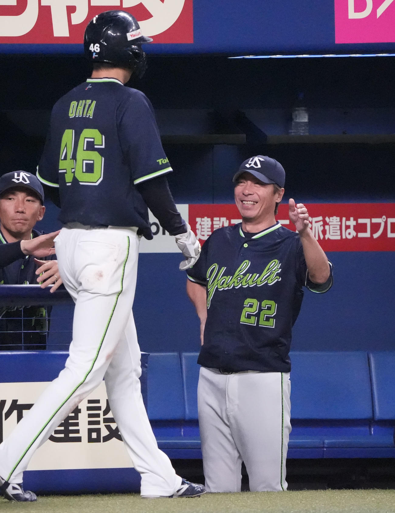 中日対ヤクルト　7回表ヤクルト1死二塁、高津監督（右）は内山の中適時二塁打で生還した太田を迎える（撮影・森本幸一）
