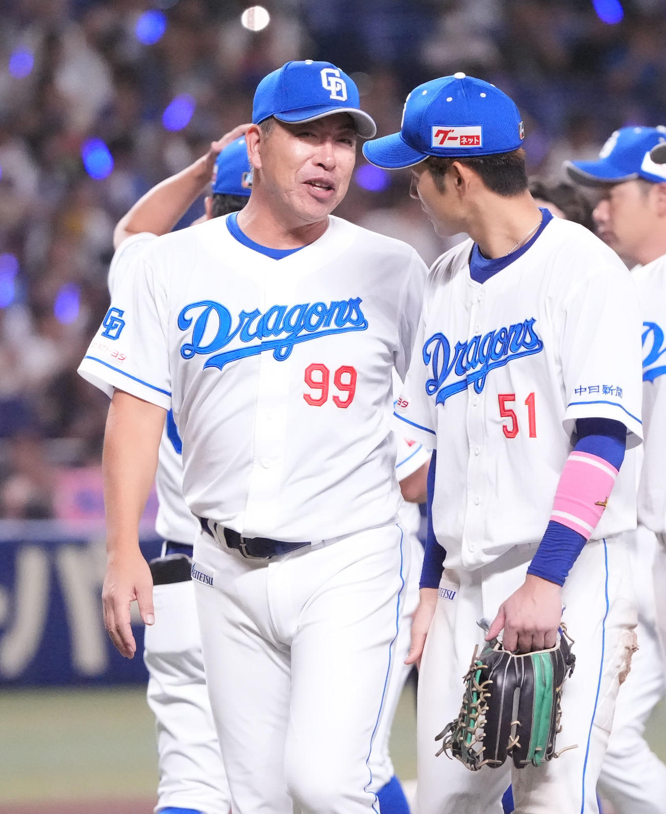 中日対ヤクルト　試合終了、言葉を交わす手前左から井上監督と上林（撮影・森本幸一）
