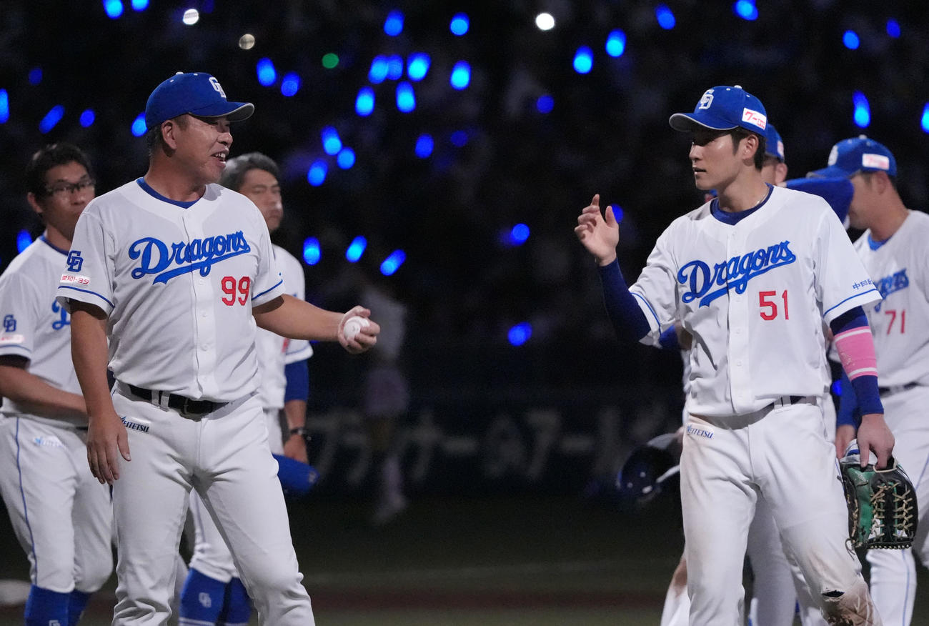 中日対ヤクルト　試合終了、言葉を交わす手前左から井上監督と上林（撮影・森本幸一）