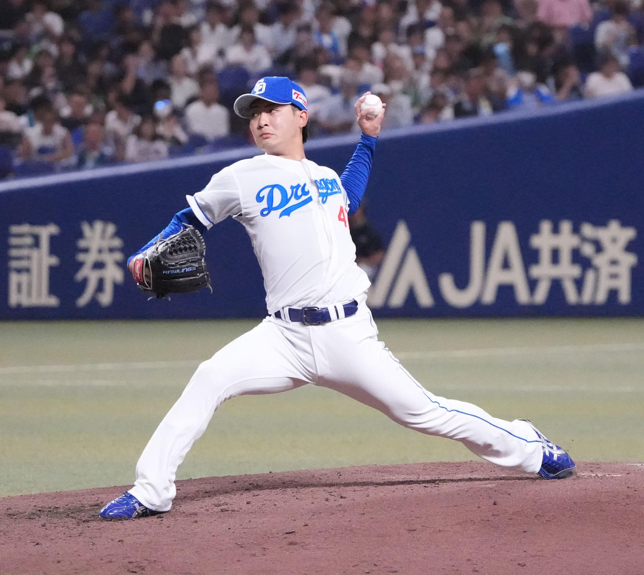 中日対ヤクルト　4回表、力投する中日2番手で登板の吉田（撮影・森本幸一）