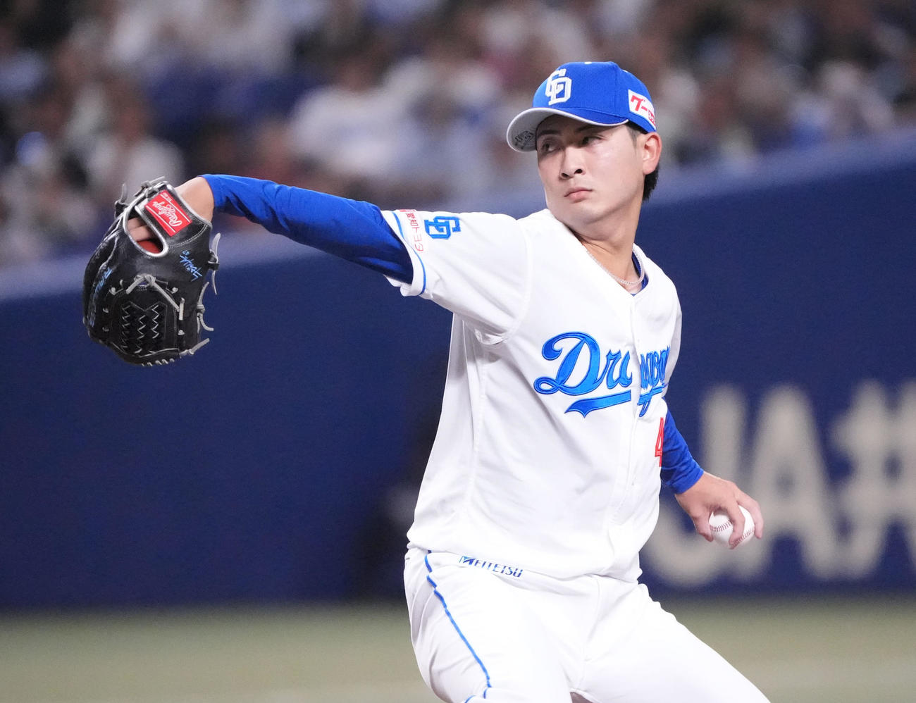 中日対ヤクルト　4回表、力投する中日2番手で登板の吉田（撮影・森本幸一）