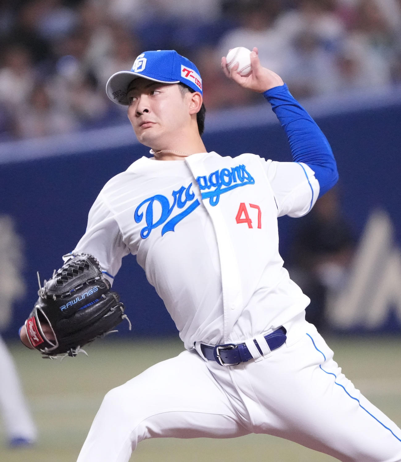 中日対ヤクルト　4回表、力投する中日2番手で登板の吉田（撮影・森本幸一）