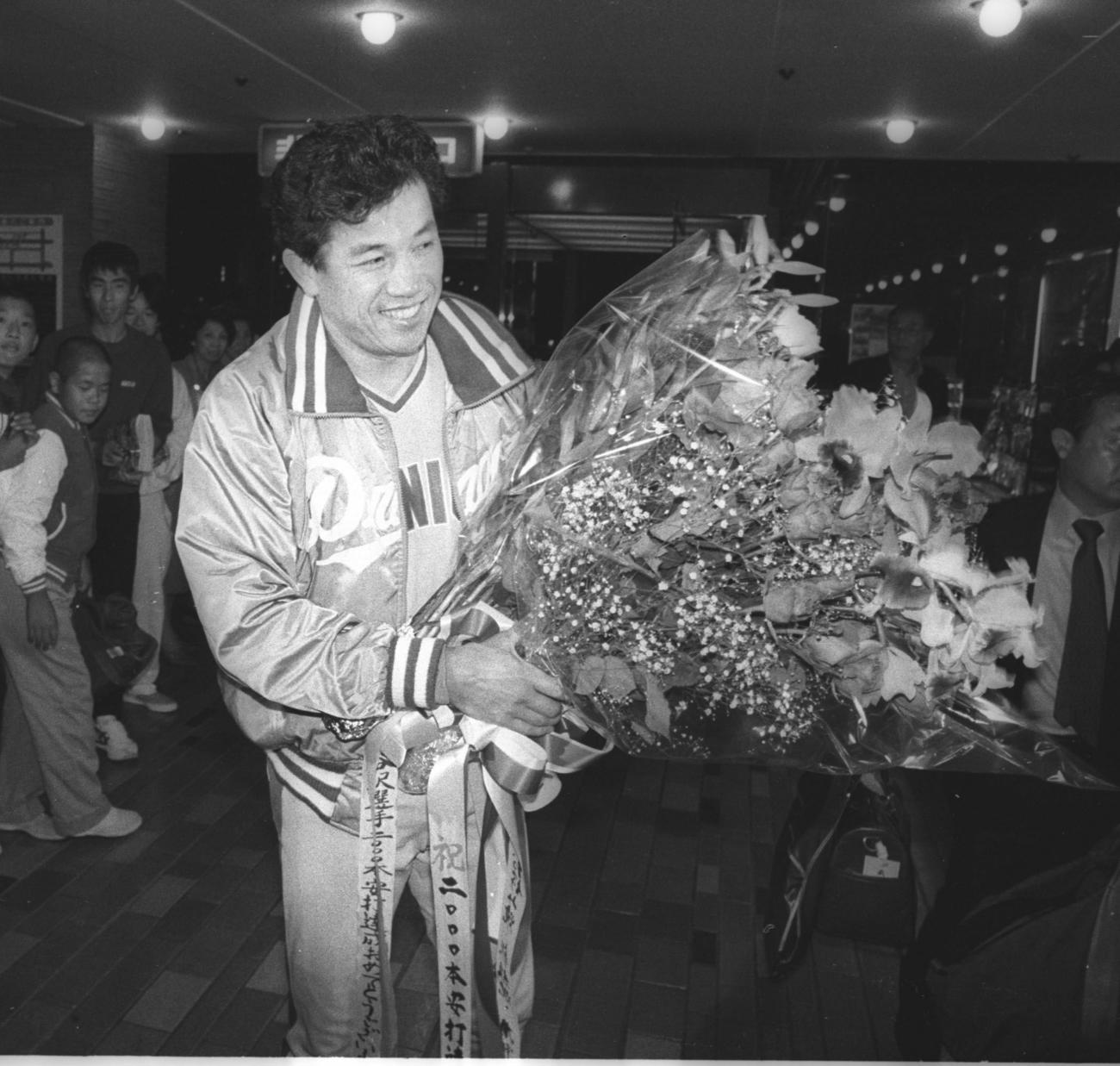 2000本安打を達成した中日・谷沢健一＝1985年10月23日