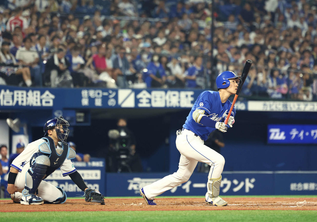 DeNA対中日　4回表中日無死、右越えソロ本塁打を放つ上林（撮影・河田真司）