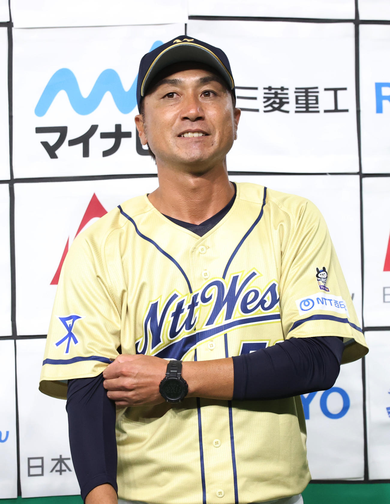 NTT西日本対三菱重工East前年度優勝チームの三菱重工Eastを破ったNTT西日本・河本監督（撮影・柴田隆二）　　