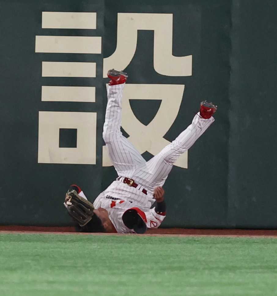 NTT西日本対三菱重工East 2回表NTT西日本無死、浜田の左飛をフェンスに激突しながら好捕する江越海左翼手（撮影・柴田隆二）　　