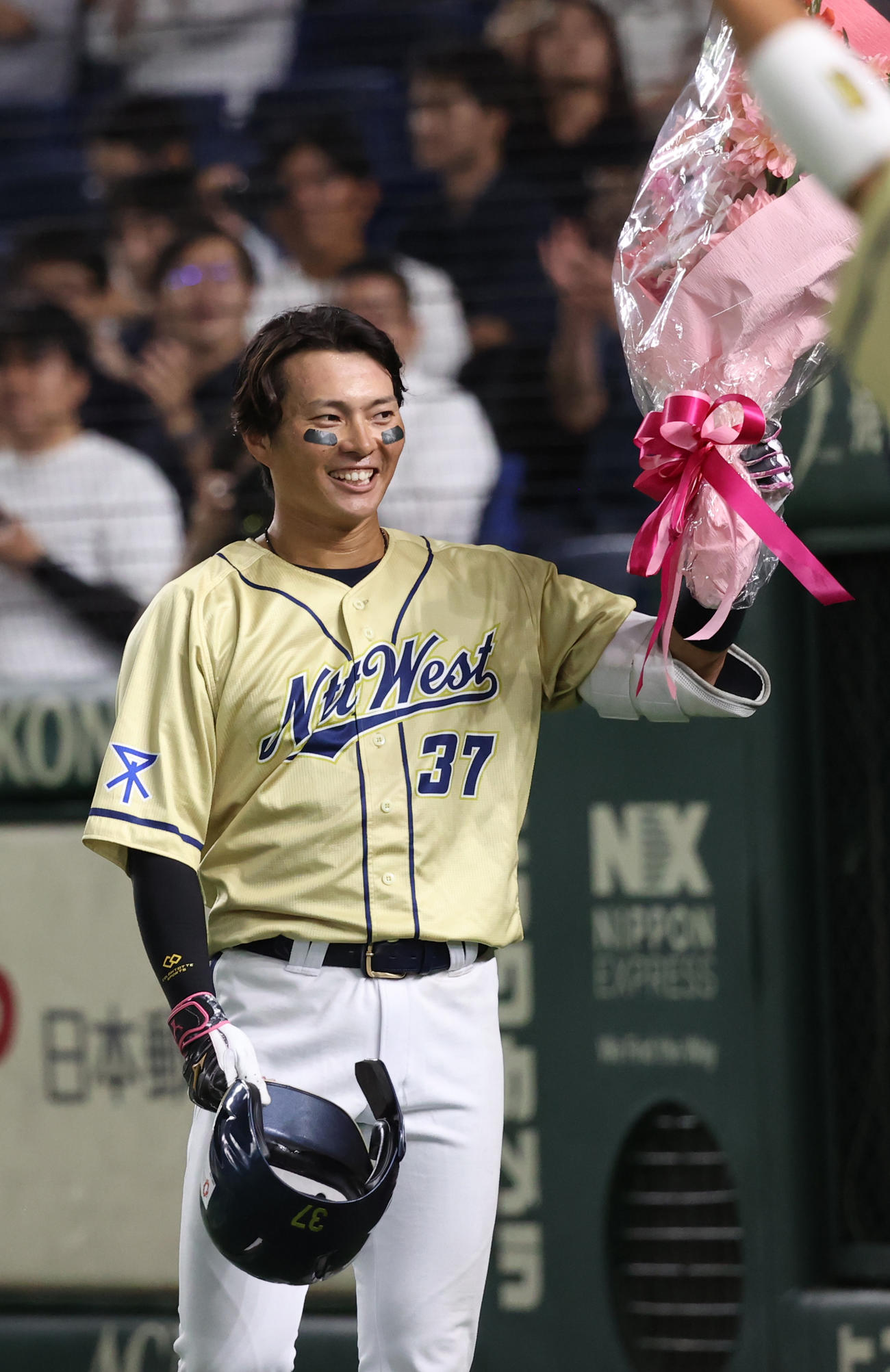 NTT西日本対三菱重工East 9回表NTT西日本1死一塁、北條は左越えに決勝本塁打を放ち都市対抗野球東京ドーム通算2100号の記念花束を挙げる（撮影・柴田隆二）　　