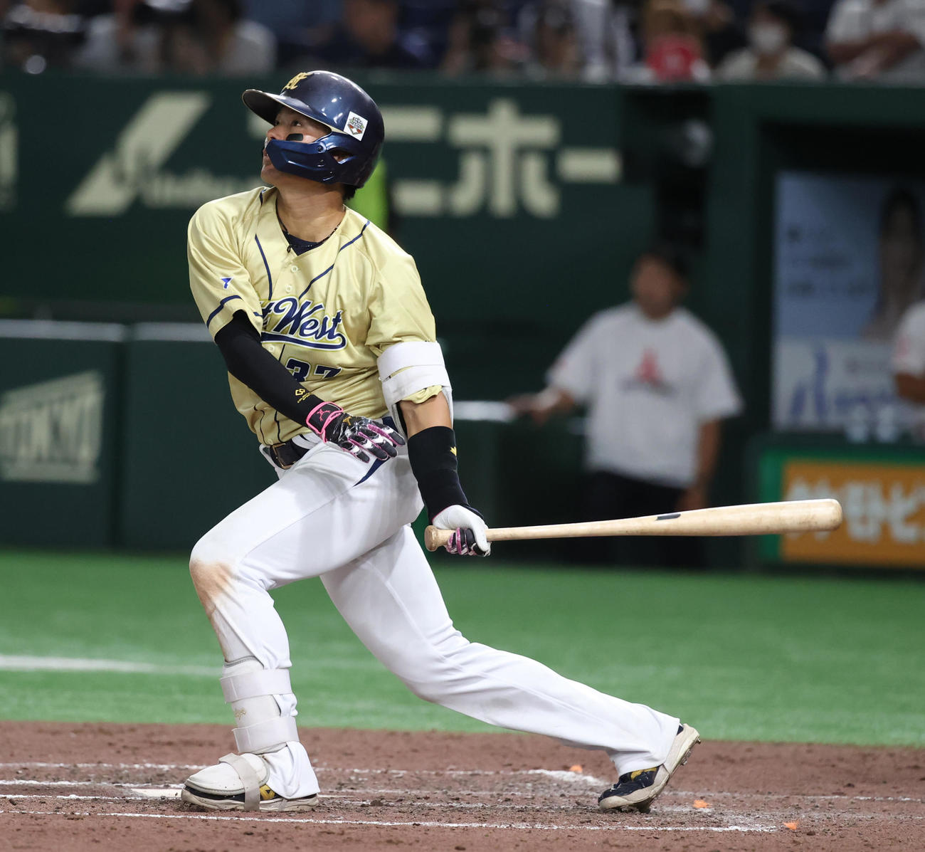 NTT西日本対三菱重工East 9回表NTT西日本1死一塁、北條は左越えに決勝本塁打を放つ（撮影・柴田隆二）　　