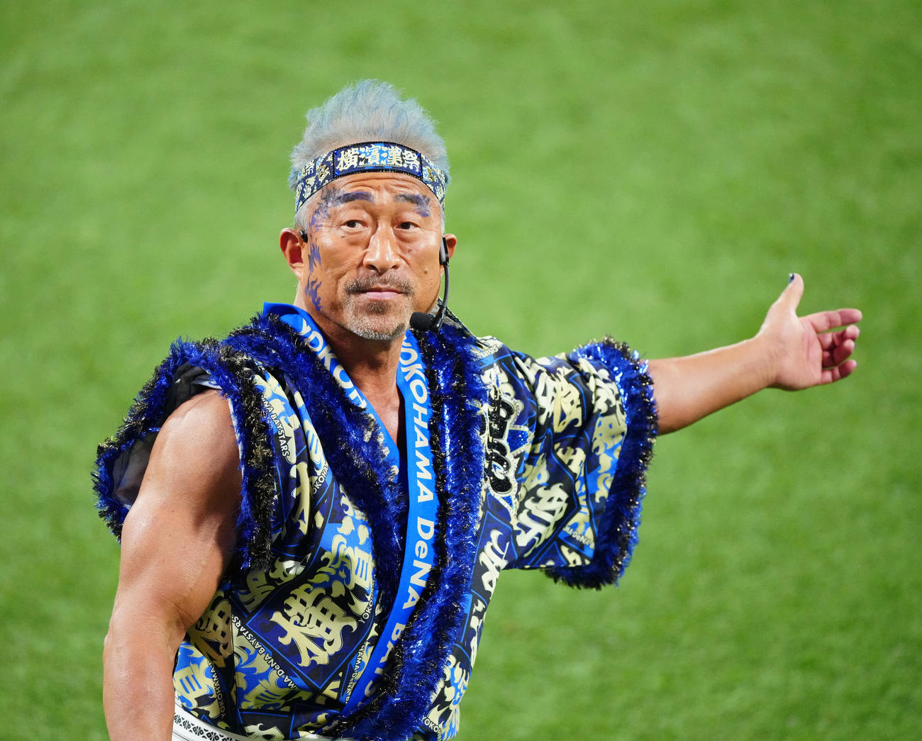 DeNA対阪神　4回表開始前、登場した角田信朗（撮影・江口和貴）