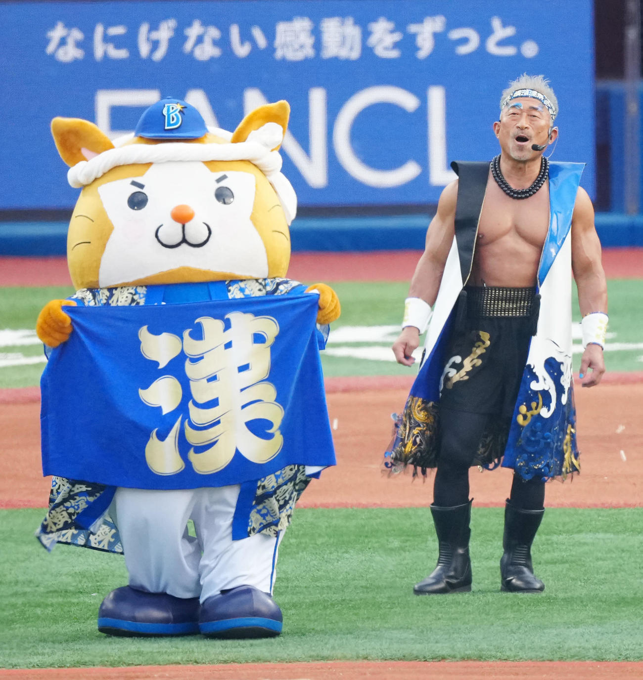 DeNA対阪神　試合前、グラウンドに登場した角田信朗氏（右）とDB．スターマン（撮影・江口和貴）