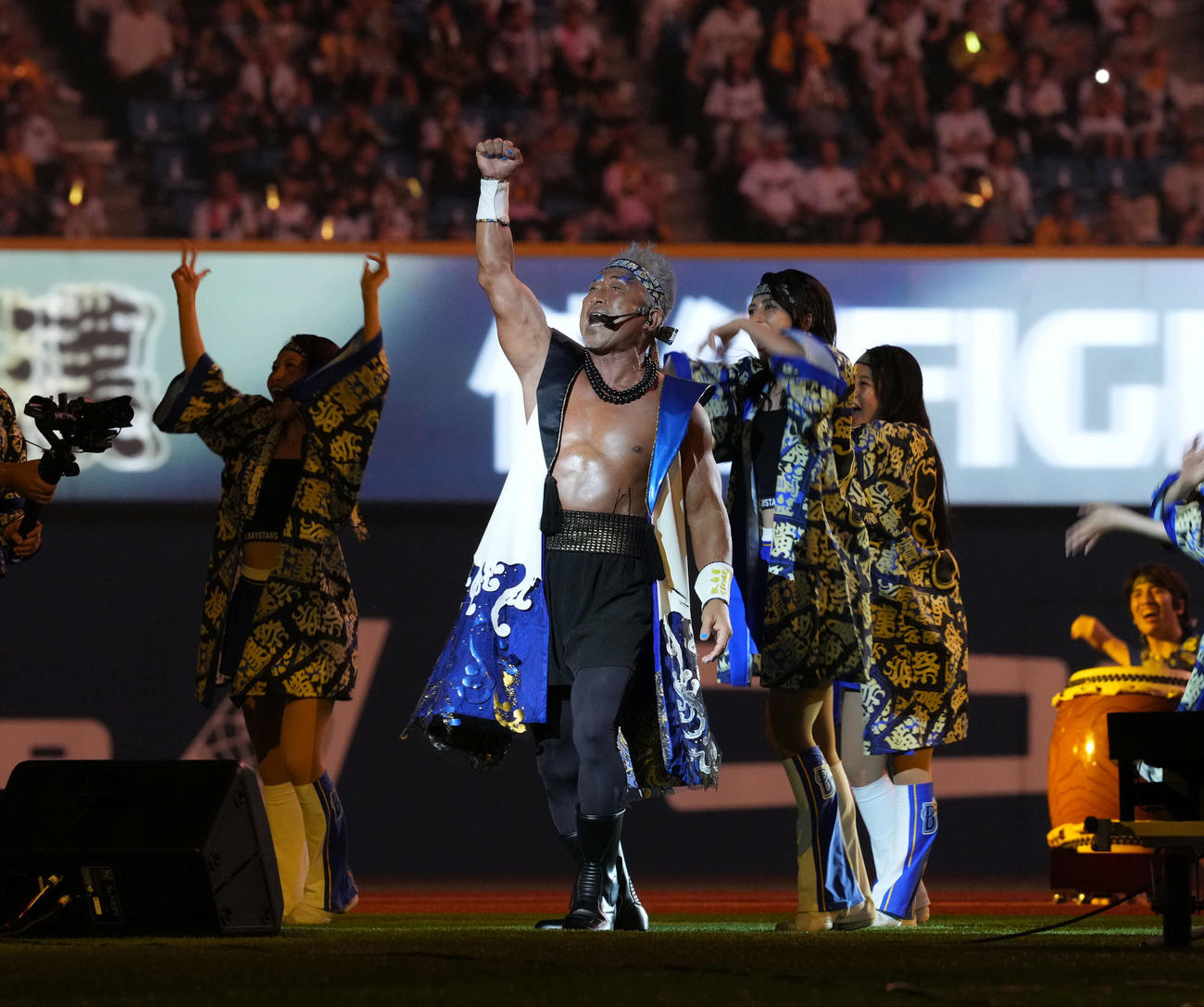 DeNA対阪神　　試合後、ライブで盛り上げる角田信朗（撮影・たえ見朱実）