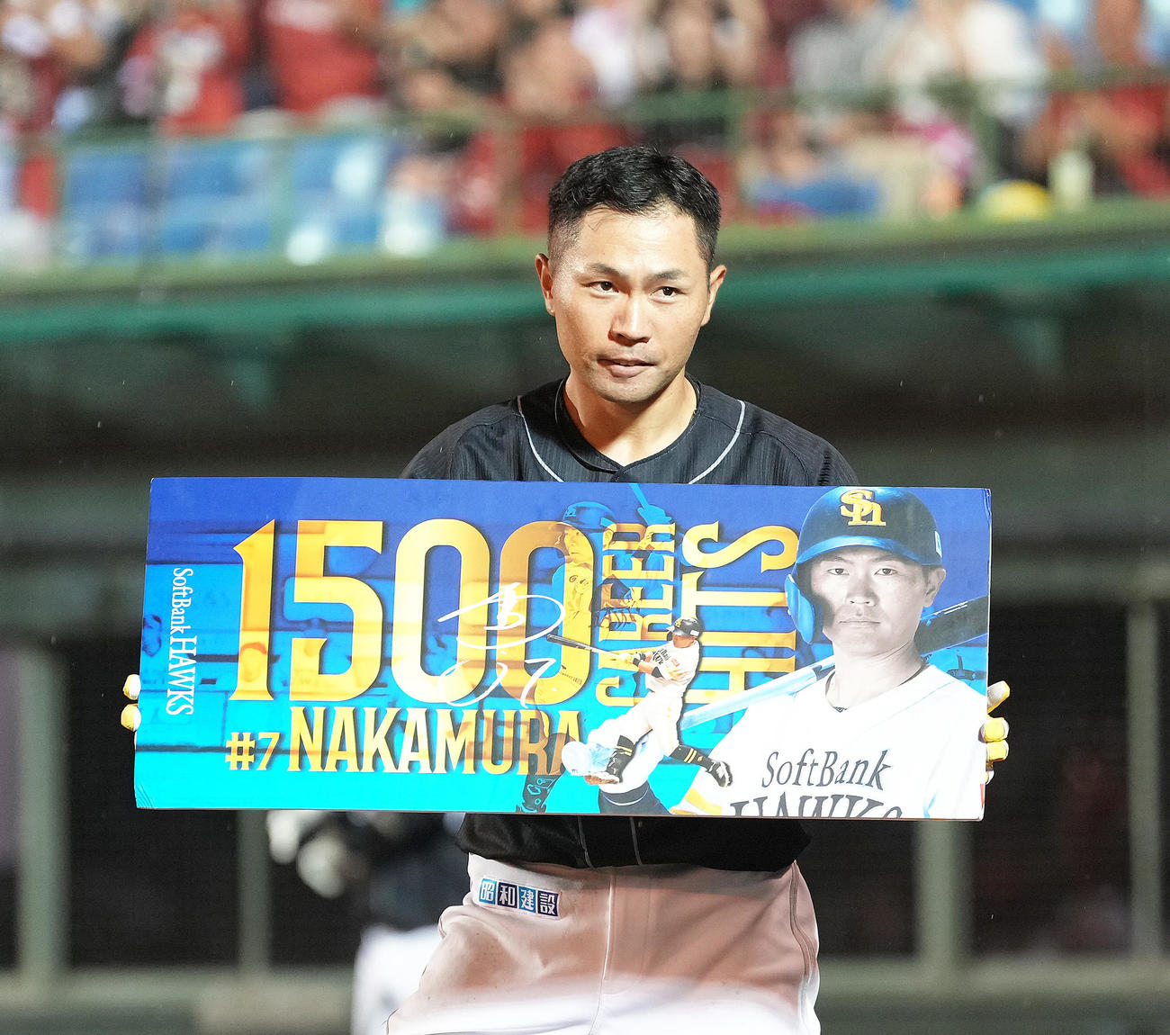 25年8月26日　楽天対ソフトバンク　8回表ソフトバンク2死、中村は通算1500安打となる右越え本塁打を放つ（撮影・足立雅史）