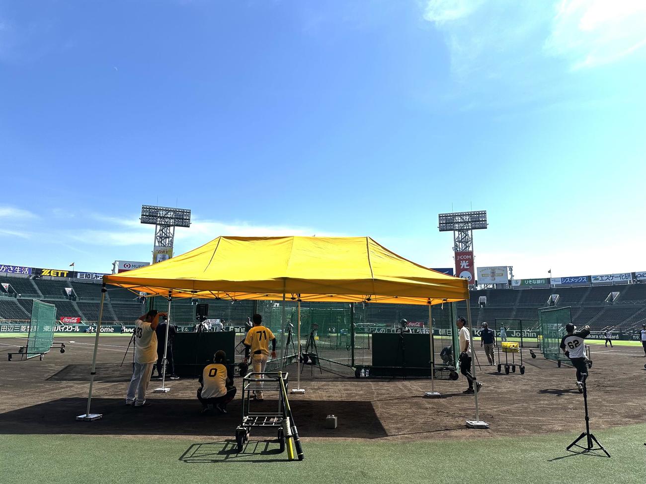 阪神対巨人　打撃ゲージの後方にできたテント（撮影・藤尾明華）＝2025年8月29日、阪神甲子園球場