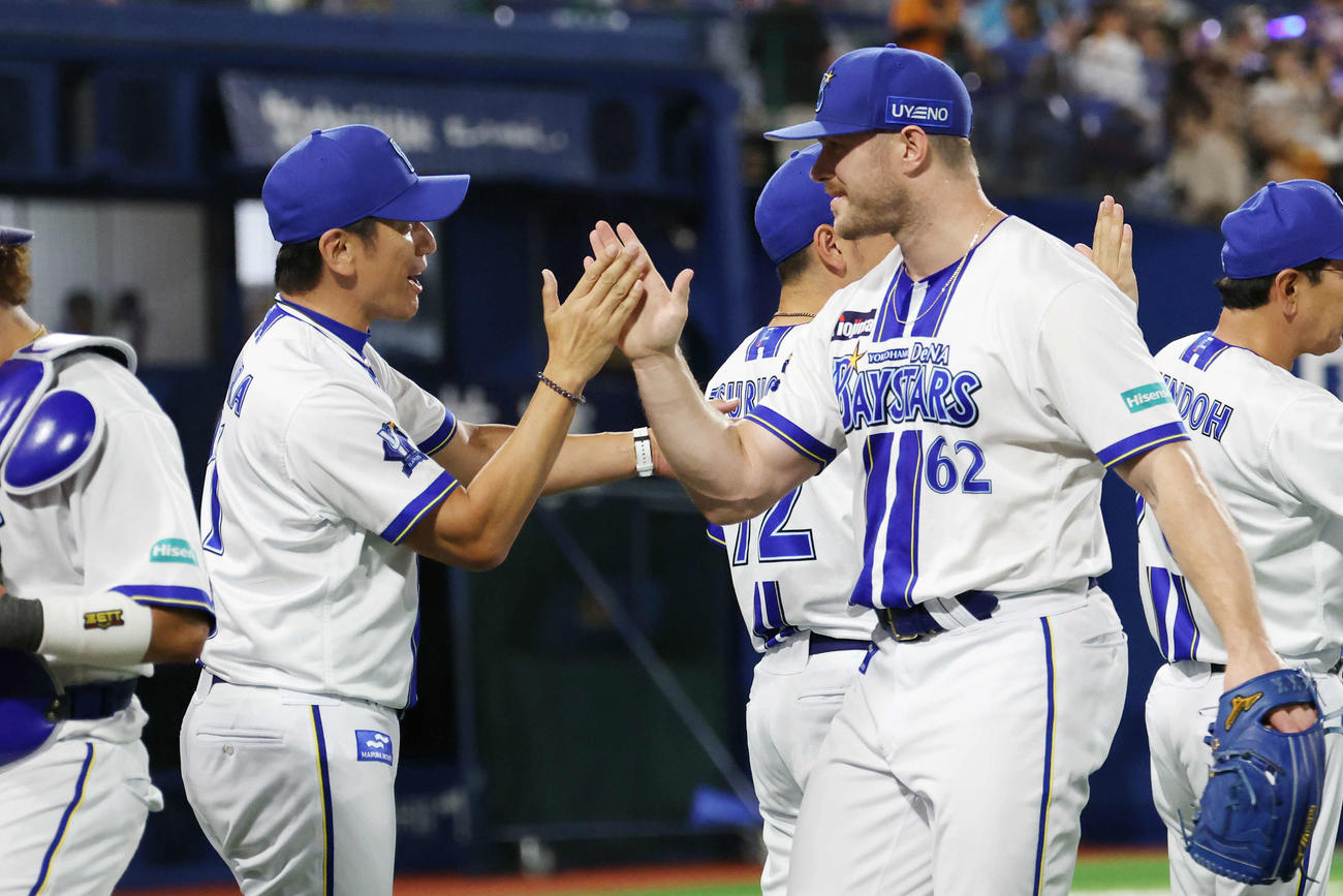 25年7月13日巨人戦を締め、勝利のタッチを交わす三浦監督とウィック