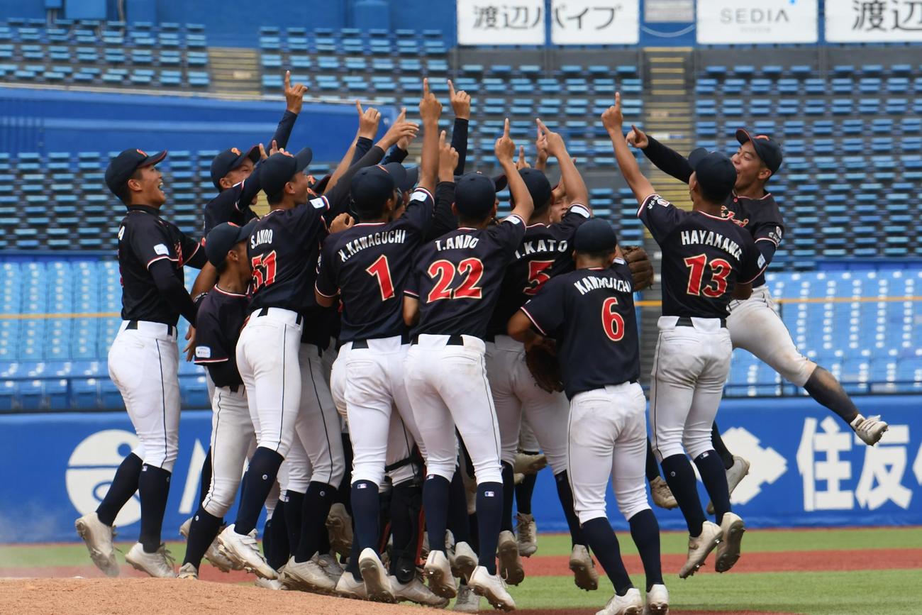 優勝した東海中央ボーイズはマウンドで歓喜の1番ポーズ（撮影・久我悟）