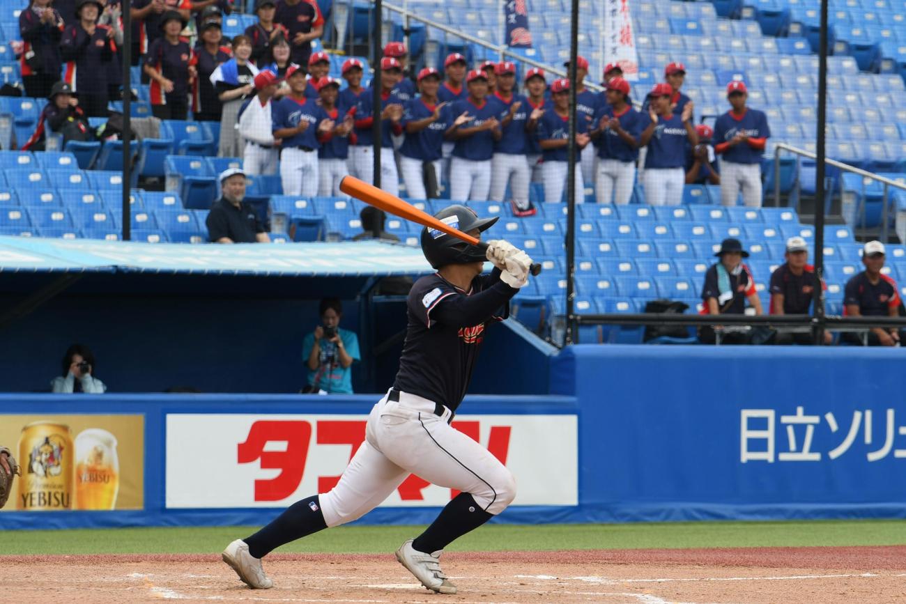 7回表1死三塁、東海中央ボーイズの狩野は決勝三塁打を放った。スタンドで友情応援した前日の対戦相手のフレッシュ佐賀フィールドナインも大喜びだった（撮影・久我悟）