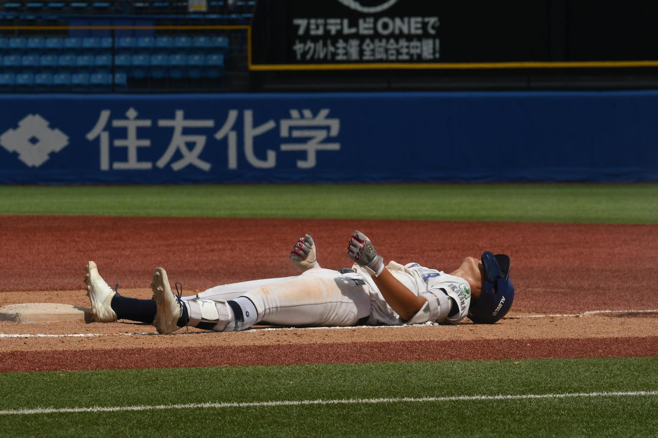 5回裏1死一、二塁。オール岡山ヤングの井澤は先制点のチャンスで併殺打に倒れ、一塁ベース付近で仰向けになって悔しがった（撮影・久我悟）