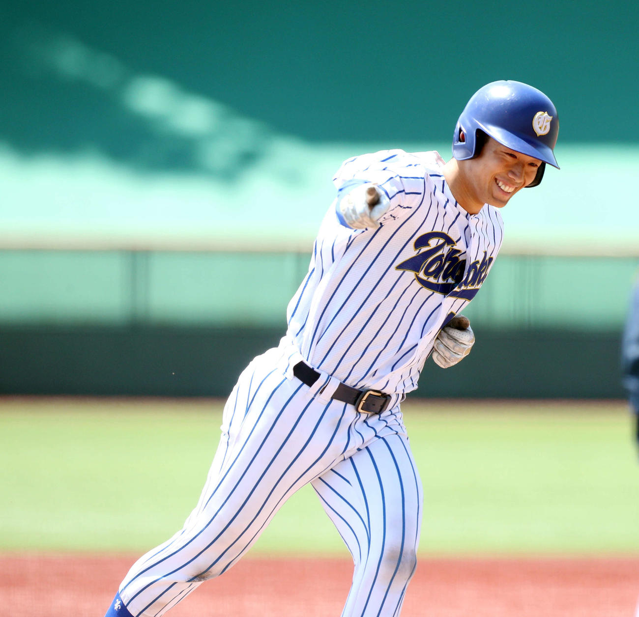 5月3日仙台大戦、本塁打を放ち、ダイヤモンドを一周する東北学院大・田村（撮影・木村有優）