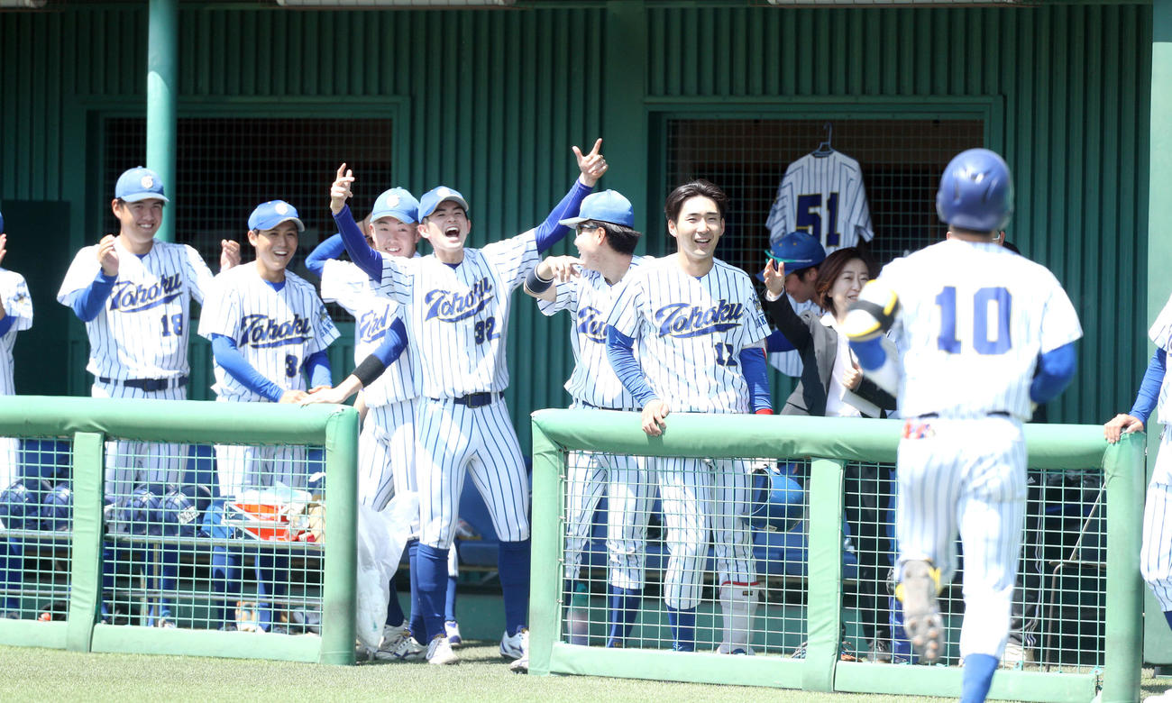 5月3日仙台大戦、本塁打を放った東北学院大・田村を迎えるベンチ（撮影・木村有優）