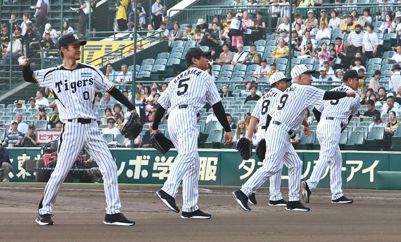 阪神対巨人　ファーストピッチセレモニーで投球する阪神OBの左から前田氏、浜中氏、佐野氏、久慈氏、関本氏（撮影・上田博志）