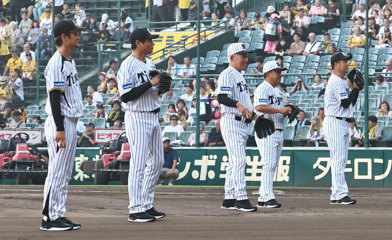 阪神対巨人　ファーストピッチセレモニーで投球する阪神OBの左から前田氏、浜中氏、佐野氏、久慈氏、関本氏（撮影・上田博志）