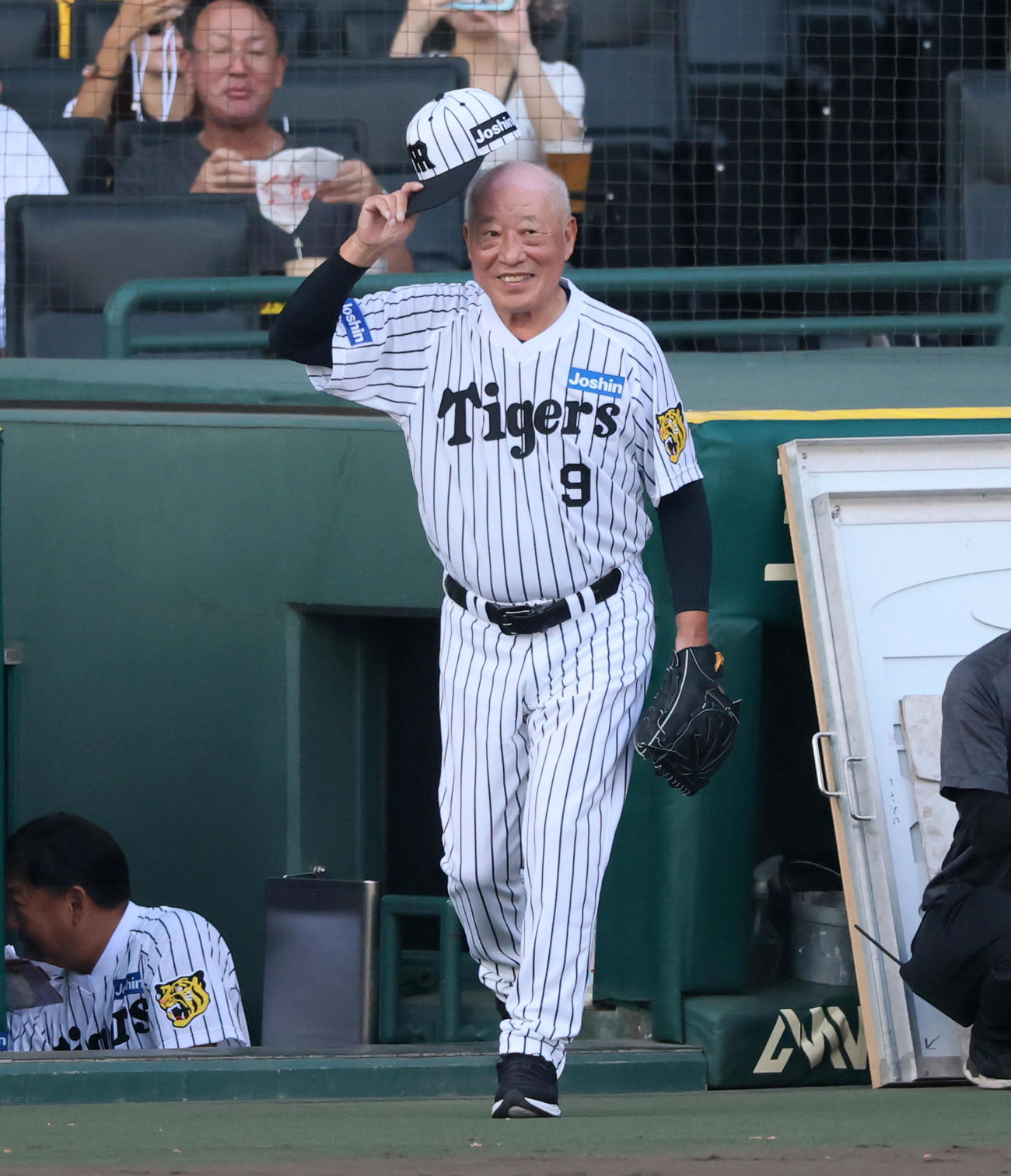 阪神対巨人　「タイガースOBによるファーストピッチセレモニー」に参加の佐野仙好氏（撮影・加藤哉）