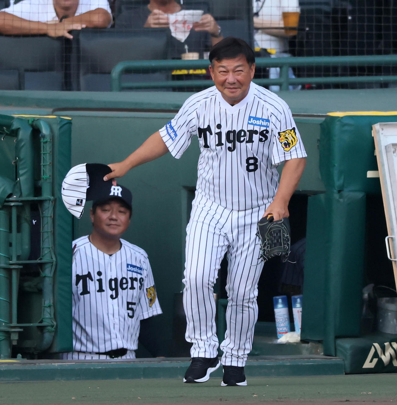 阪神対巨人　「タイガースOBによるファーストピッチセレモニー」に参加の久慈照嘉氏（撮影・加藤哉）