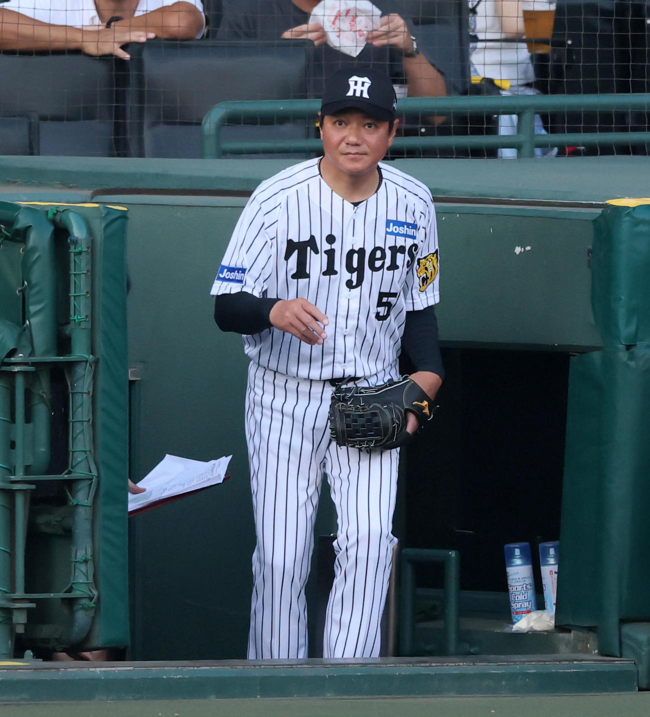 阪神対巨人　「タイガースOBによるファーストピッチセレモニー」に参加の浜中治氏（撮影・加藤哉）