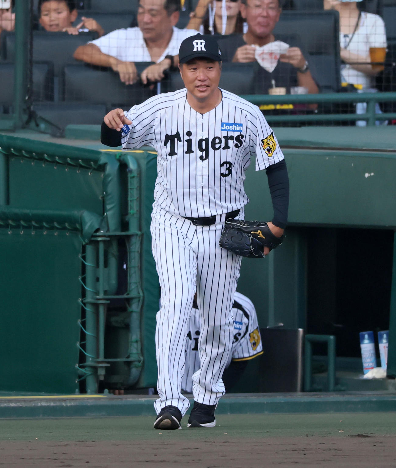 阪神対巨人　「タイガースOBによるファーストピッチセレモニー」に参加の関本賢太郎氏（撮影・加藤哉）