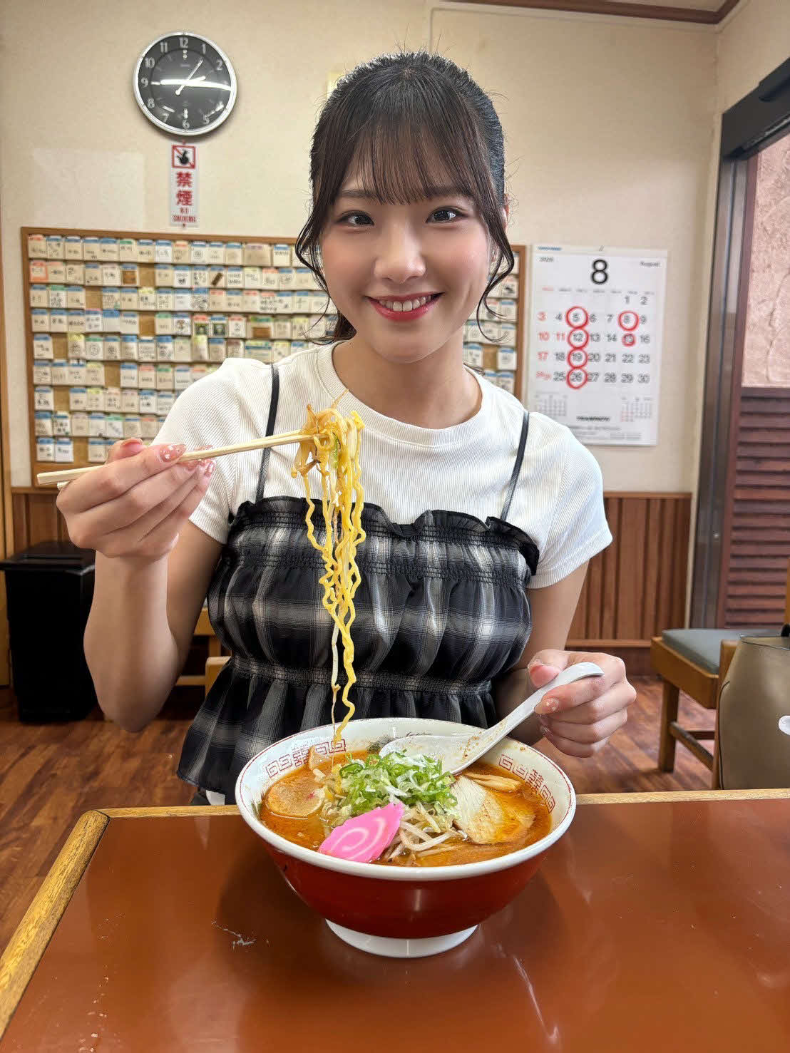 味の五十番の辛味もやしラーメンを食べる工藤彩音