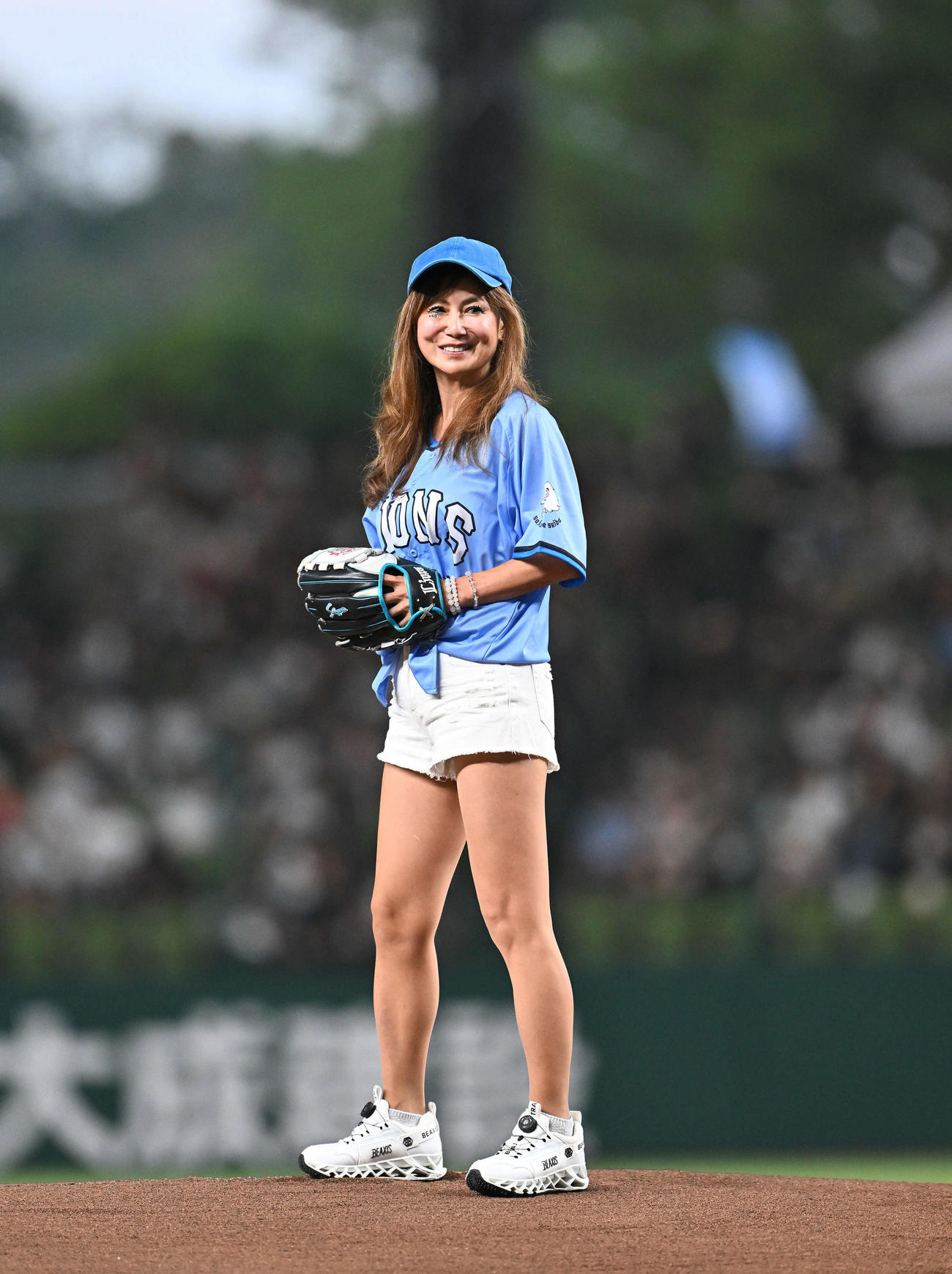 西武対オリックス　始球式に臨む中村あゆみ（撮影・滝沢徹郎）