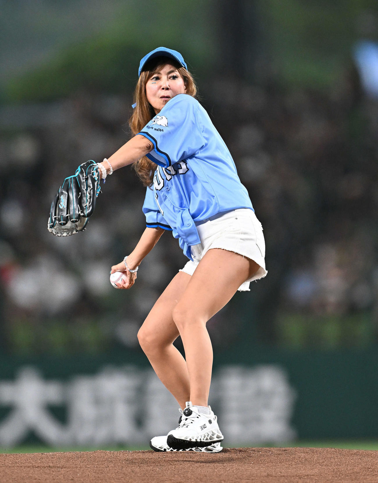 西武対オリックス　始球式で投球する中村あゆみ（撮影・滝沢徹郎）