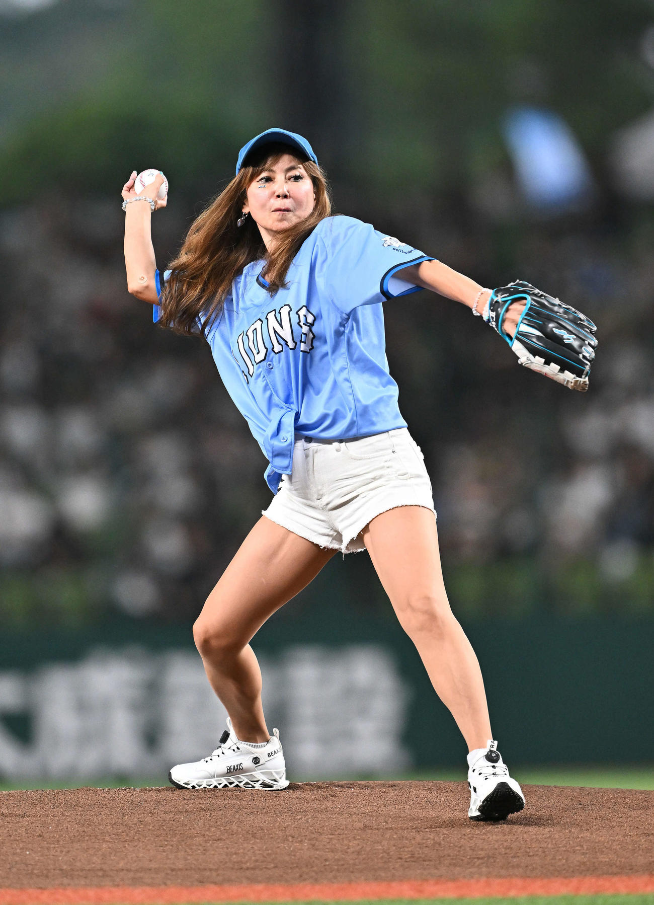 西武対オリックス　始球式で投球する中村あゆみ（撮影・滝沢徹郎）