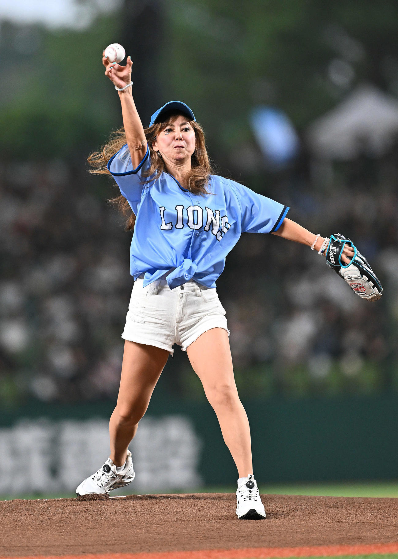西武対オリックス　始球式で投球する中村あゆみ（撮影・滝沢徹郎）