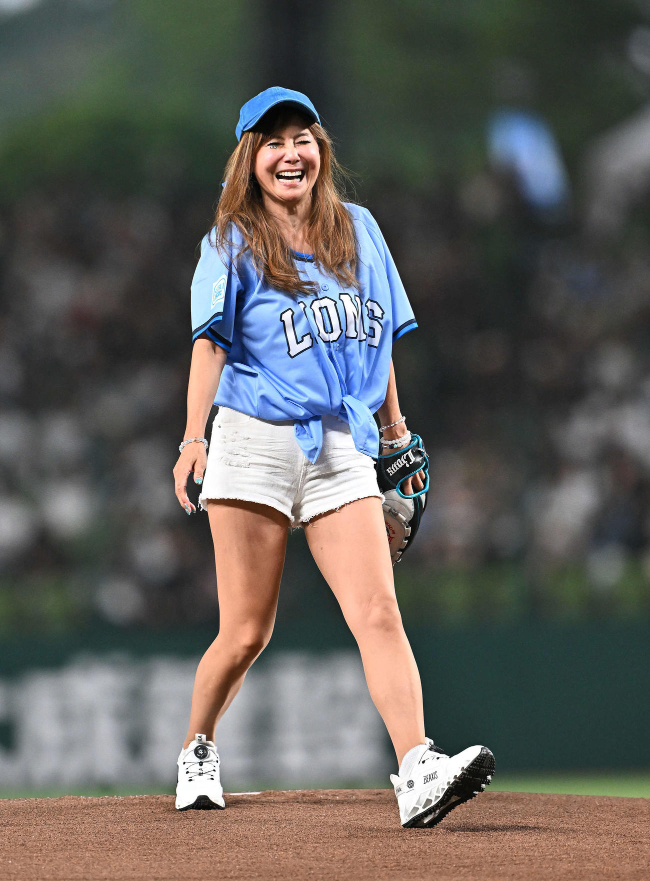 西武対オリックス　始球式の投球を終え笑顔の中村あゆみ（撮影・滝沢徹郎）
