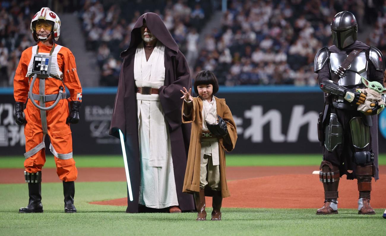 日本ハム対楽天　スター・ウォーズの衣装でファーストピッチセレモニーに登場の永尾柚乃（撮影・黒川智章）