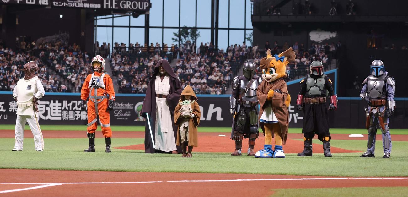 日本ハム対楽天　スター・ウォーズの衣装でファーストピッチセレモニーに登場の永尾柚乃（撮影・黒川智章）