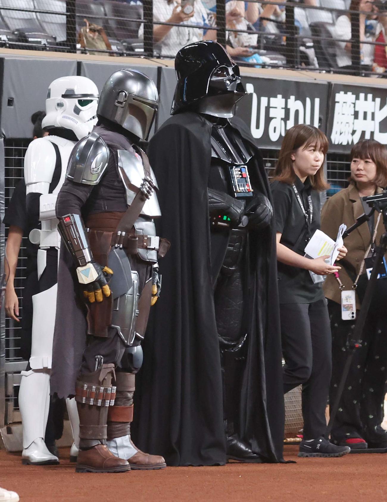 日本ハム対楽天　ファーストピッチセレモニーに登場のダース・ベイダーらスターウォーズのキャラクター（撮影・黒川智章）