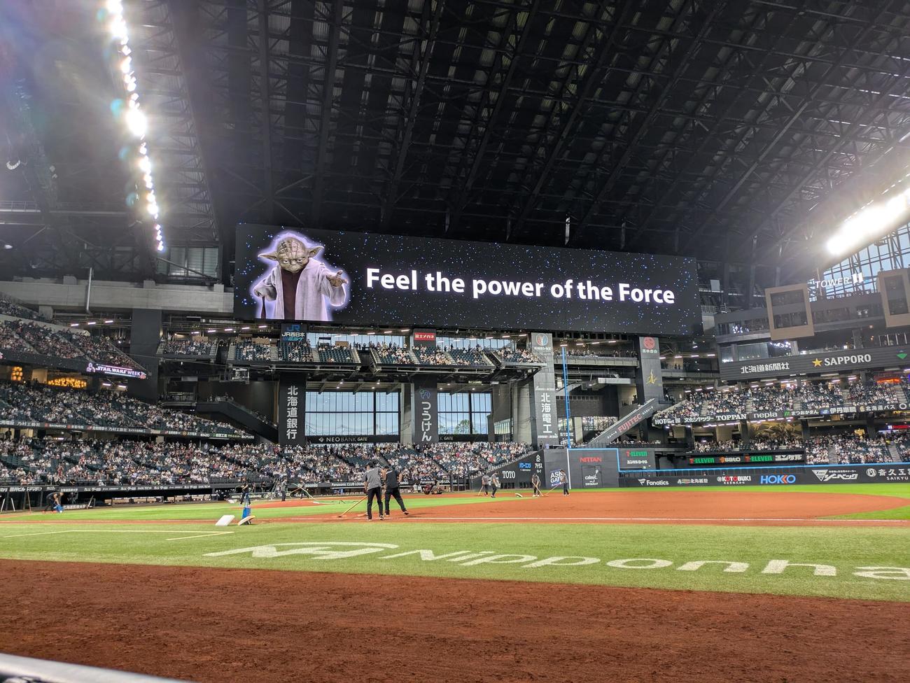 日本ハム対楽天　大型スクリーンに映し出されたスター・ウォーズのメッセージ（撮影・黒川智章）
