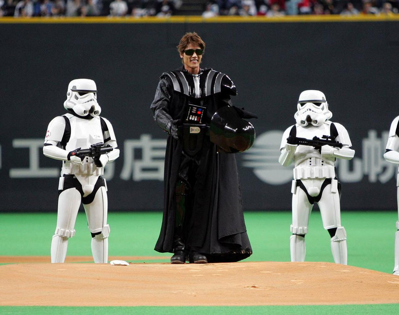 2005年5月6日、映画「スターウォーズ」の宣伝でダースベイダーに扮して始球式を行った日本ハム・新庄剛志