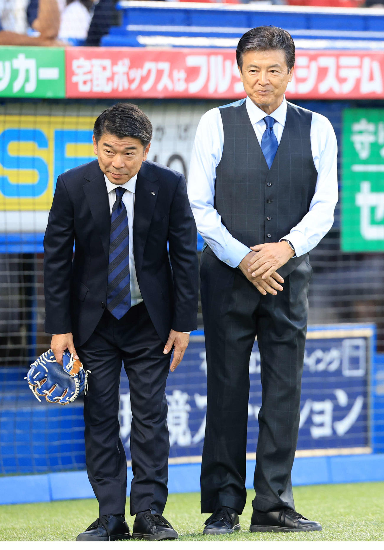 ヤクルト対広島　洋服の青山デーで、始球式に登場した遠藤泰三社長（左）と三浦友和（撮影・浅見桂子）
