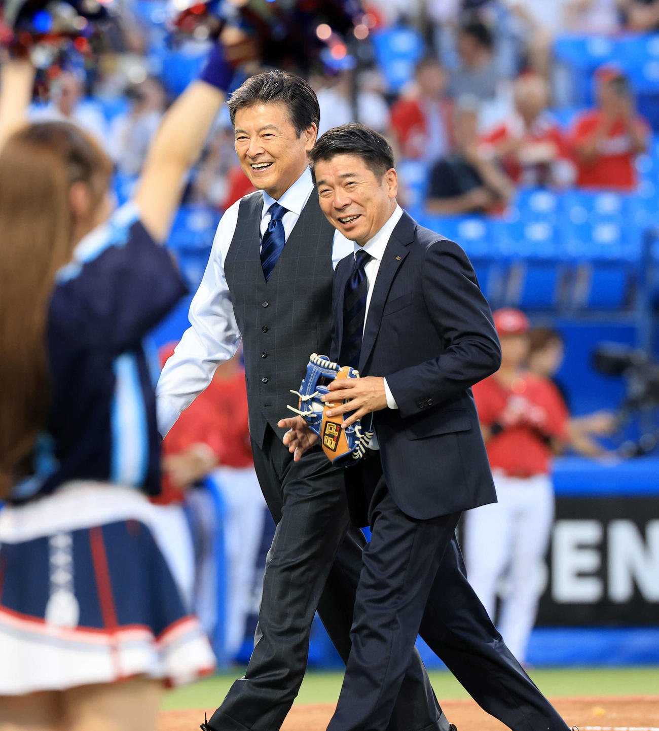 ヤクルト対広島　洋服の青山デーで、始球式に登場した遠藤泰三社長（右）と三浦友和（撮影・浅見桂子）