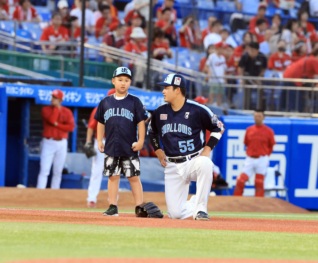 ヤクルト対広島　始球式を待つ間、少年と話すヤクルト村上（撮影・浅見桂子）