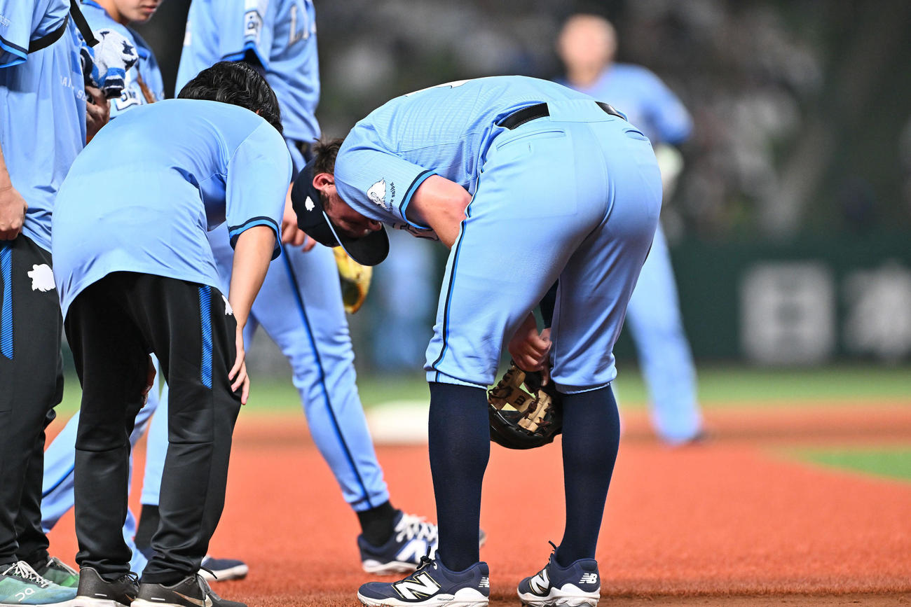 西武対オリックス　2回表、負傷し厳しい表情の西武の三塁手デービス（撮影・滝沢徹郎）